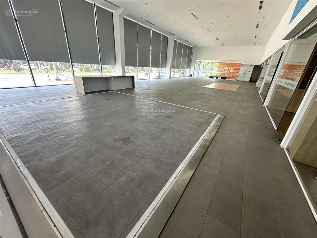 Cho thuê showroom mặt tiền nguyễn hữu thọ, ngang 105m, dt 3000m2, hệ thống pccc đầy đủ