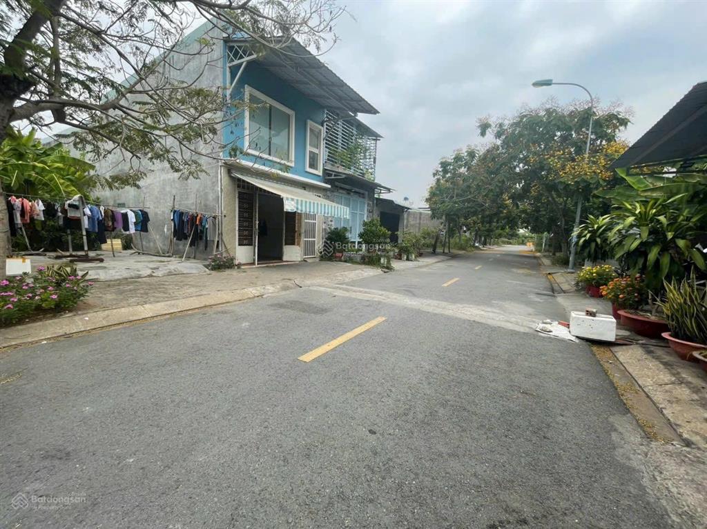 Cần bán lô đất đường d9 kdc long hậu. dt 5m x 18m, hướng đông nam, giá 2 tỷ 400 triệu