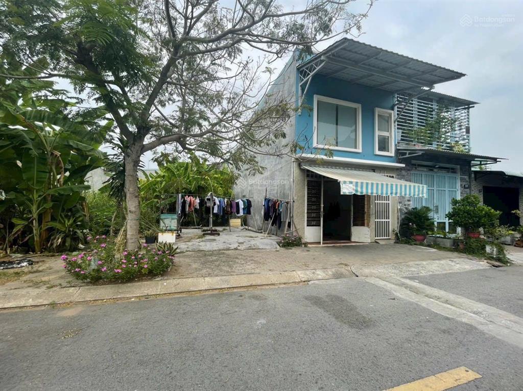 Cần bán lô đất đường d9 kdc long hậu. dt 5m x 18m, hướng đông nam, giá 2 tỷ 400 triệu