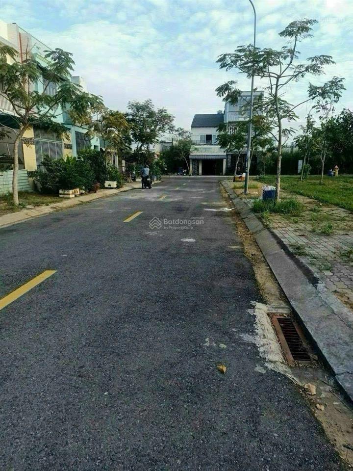 Cần bán lô đất đường d9 kdc long hậu. dt 5m x 18m, hướng đông nam, giá 2 tỷ 400 triệu