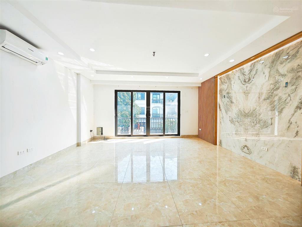 Cho thuê văn phòng yên xá 70m2 chia sẵn 2 phòng 9tr/th view kính đẹp