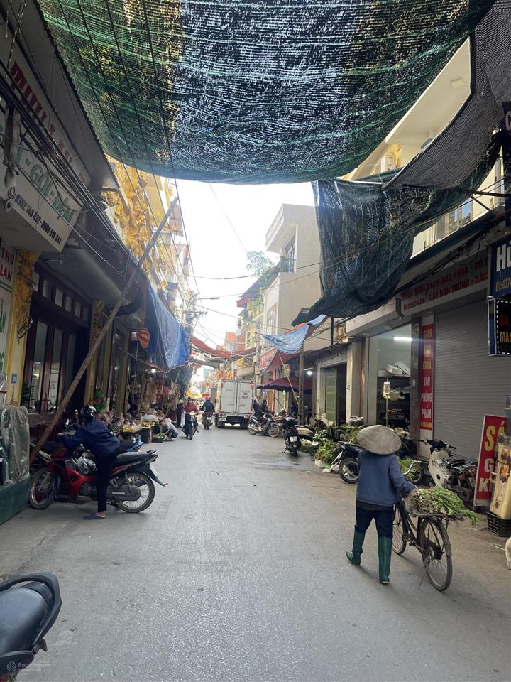 Gia đình cần bán căn nhà trục chính cổng chợ nếnh, 0911 015 ***