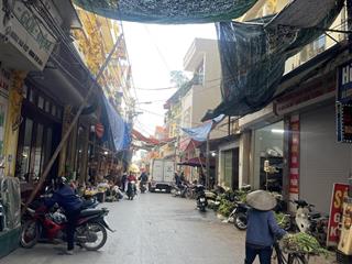 Gia đình cần bán căn nhà trục chính cổng chợ nếnh, 0911 015 ***