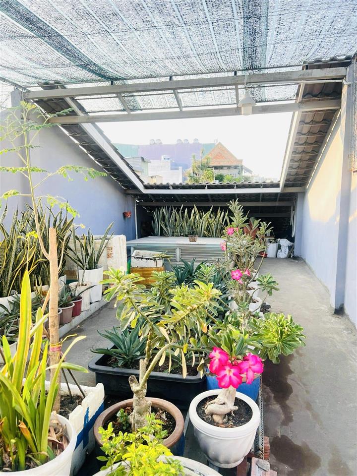 Nhà đẹp 4 tầng , dt lớn (4.2x27m) , ô tô 7 chỗ đậu trong nhà