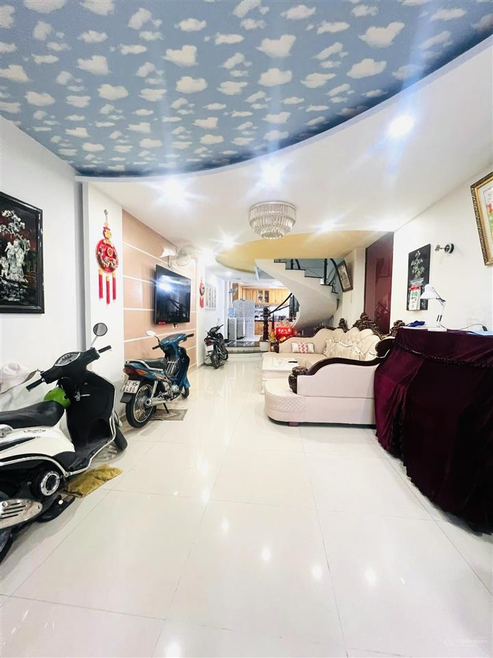 Nhà đẹp 4 tầng , dt lớn (4.2x27m) , ô tô 7 chỗ đậu trong nhà