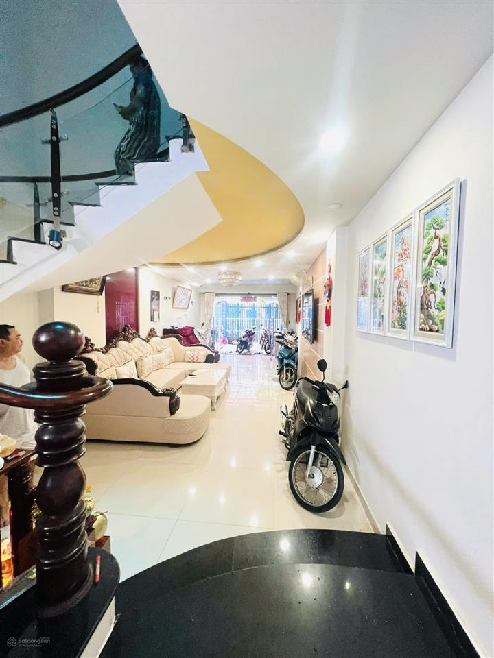 Nhà đẹp 4 tầng , dt lớn (4.2x27m) , ô tô 7 chỗ đậu trong nhà