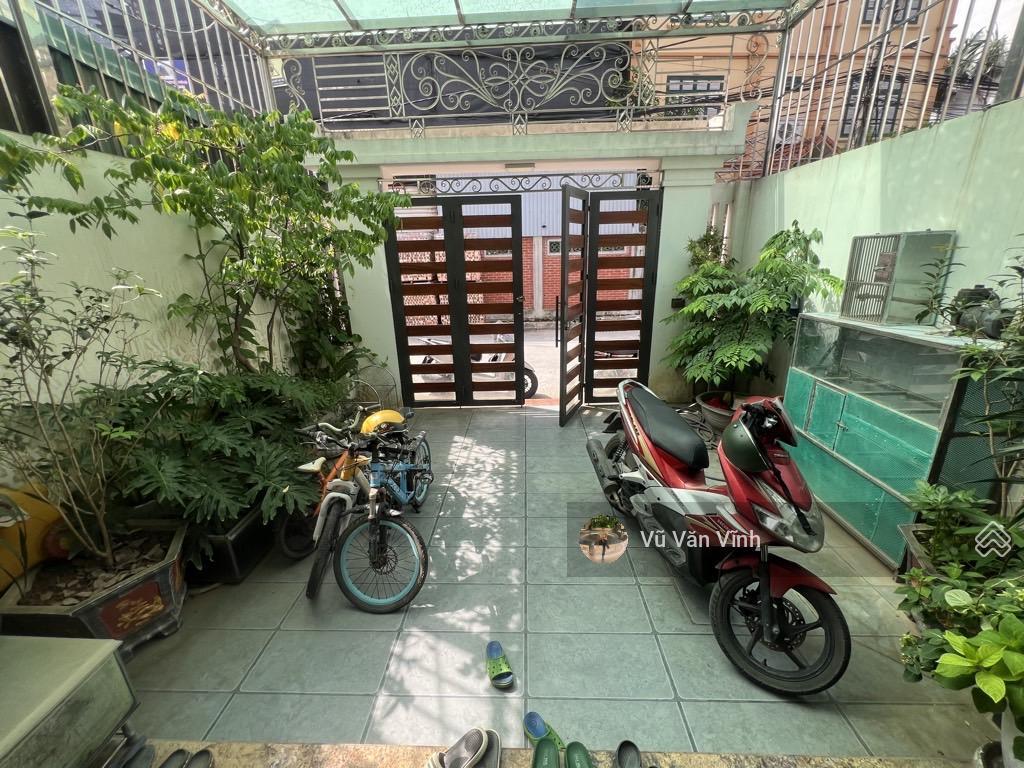 Bán nhà cạnh hồ điều hoà, ô tô tránh, thang máy, kinh doanh, 90m2, 5 tầng, mặt tiền 5m, giá 17 tỷ.
