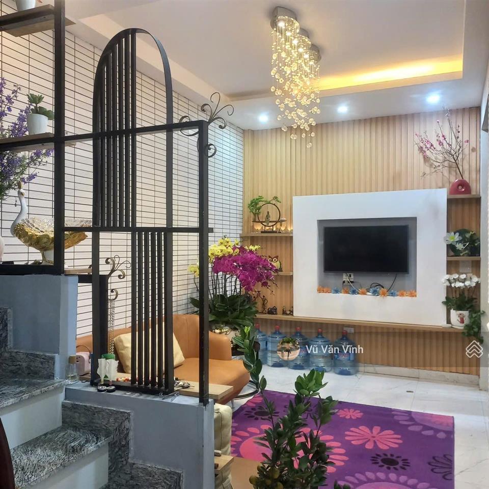 Bán nhà cực đẹp, giá tốt, bồ đề 33m2, 5 tầng, mặt tiền 3.6m, giá chào 6.7 tỷ.