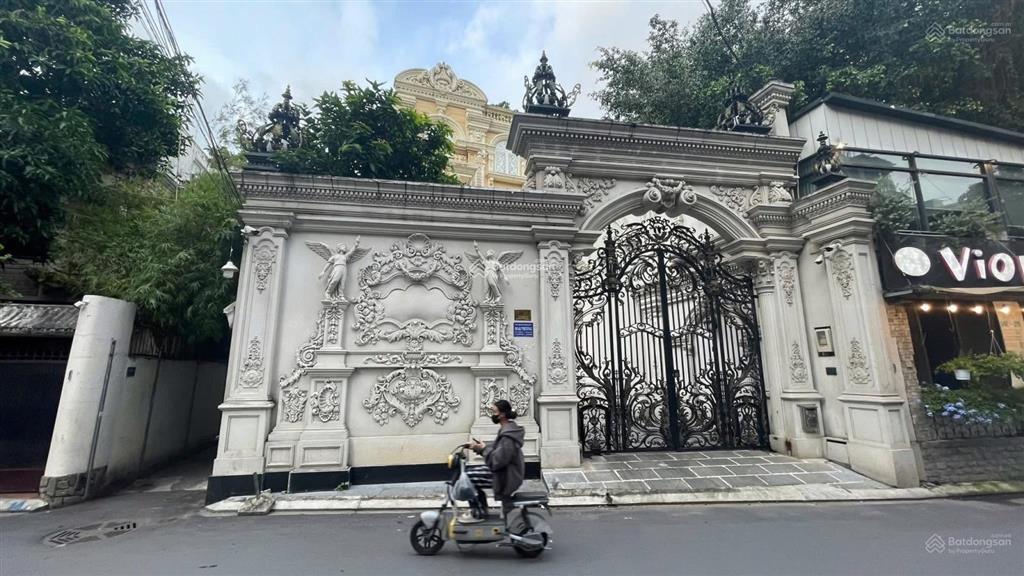 Bán biệt thự vip tân bình (ngang 11x30m)hầm + 5tầng, thang máy hồ bơi, nội thất cao cấp, dtsd 695m2