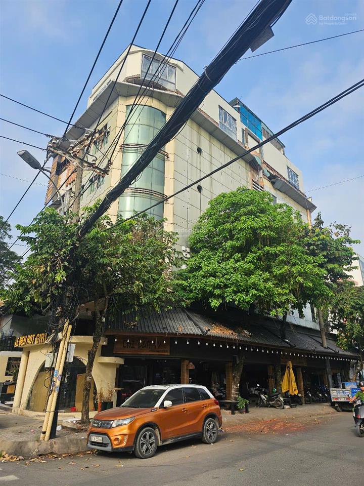 Nhà đẹp nằm ngay góc 4 mặt tiền đường cửu long trường sơn quận 10