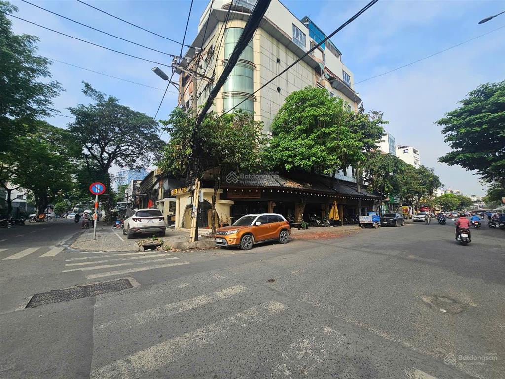 Nhà đẹp nằm ngay góc 4 mặt tiền đường cửu long trường sơn quận 10