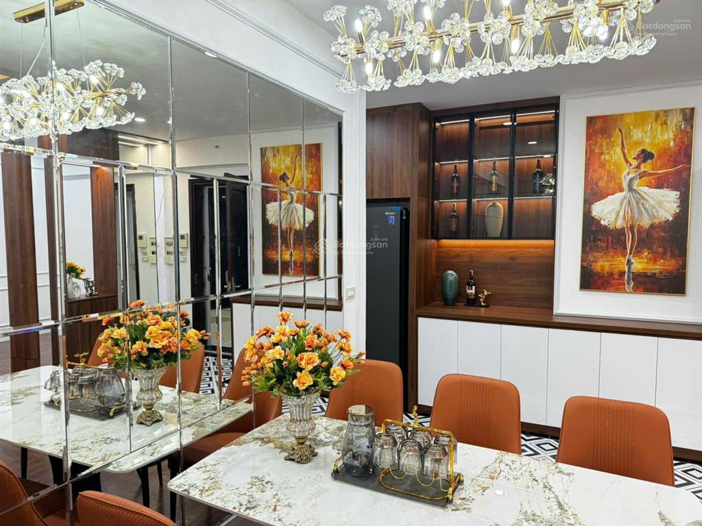 C14 bộ công an. căn góc đẹp 3 ngủ 132m2 tầng trung, nhà đẹp full nội thất sẵn sổ giá 8.8 tỷ bao phí