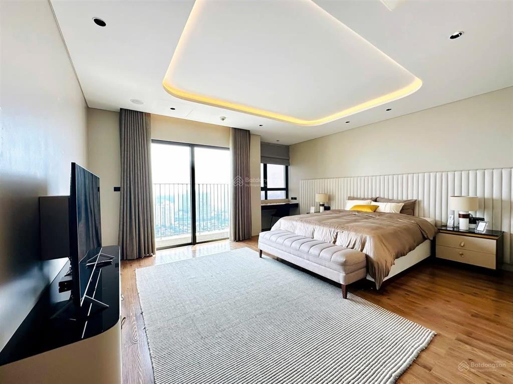 Chính chủ bán căn 4pn 176m2 góc duy nhất tòa vinhomes nguyễn chí thanh, giá 23.5 tỷ.  0936 203 ***