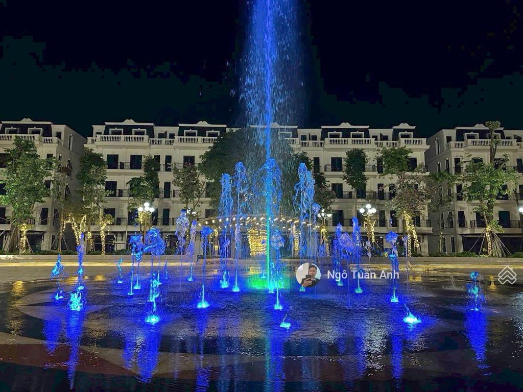 Em cần bán liền kề đối diện vườn hoa trung tâm giá bán tiền đất chỉ 10,8 tỷ