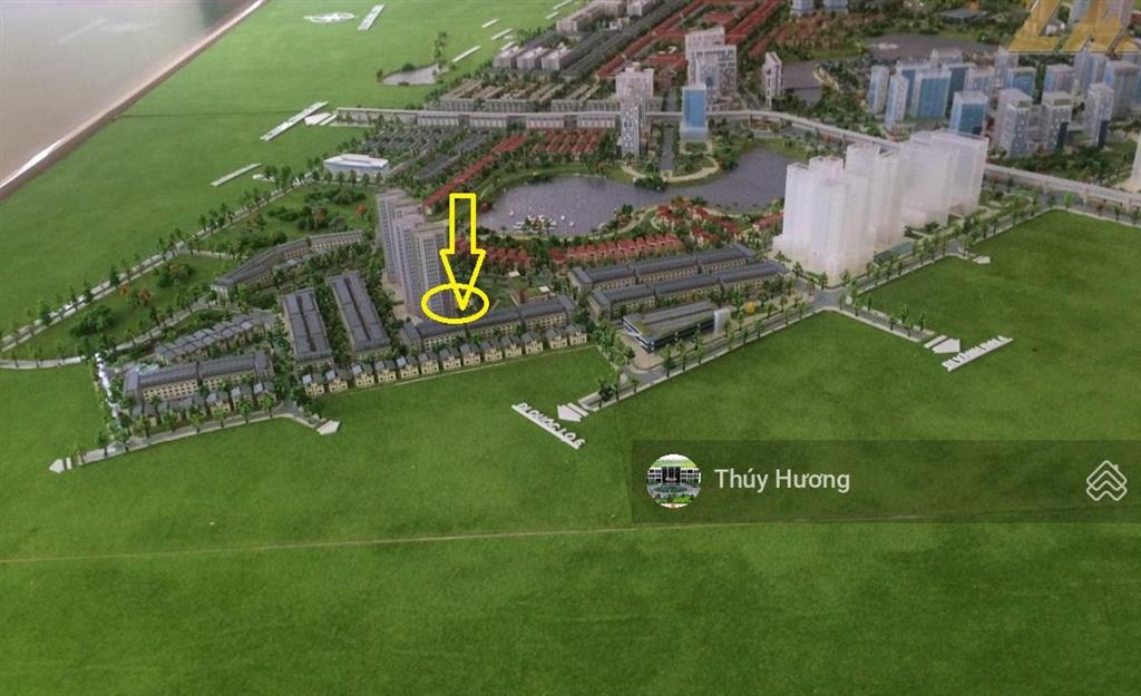 Bán liền kề gần hồ, trước mặt là chung cư, vị trí kinh doanh tốt cho dòng tiền