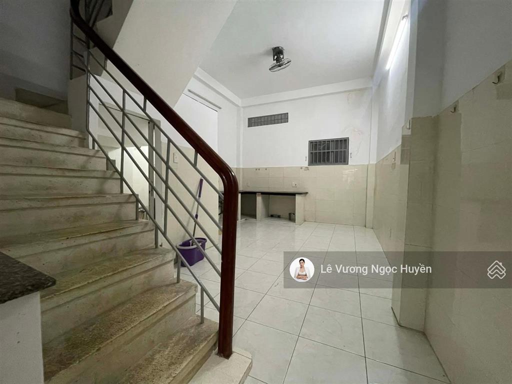 Bán nhà ngay rạch xuyên tâm  bờ kè tố hữu  4x14m, sổ đẹp  giá nhỉnh 10 tỷ bớt lộc