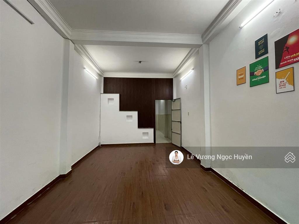 Bán nhà ngay rạch xuyên tâm  bờ kè tố hữu  4x14m, sổ đẹp  giá nhỉnh 10 tỷ bớt lộc