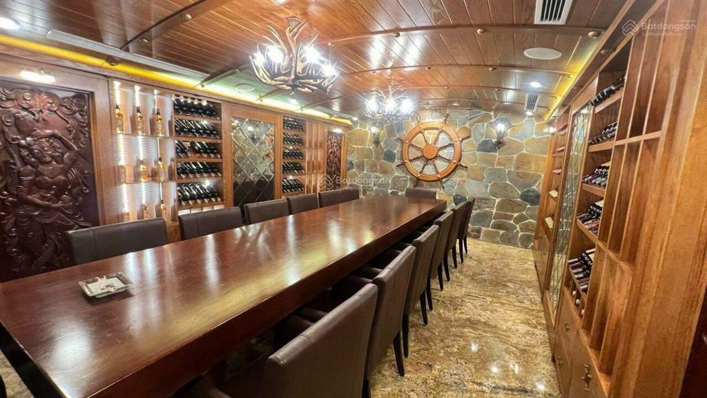 Chính chủ bán biệt vườn đào  nội thất nhập ý  view vườn hoa. 386m2 x 4t  mt 21m  giá bán 230tỷ
