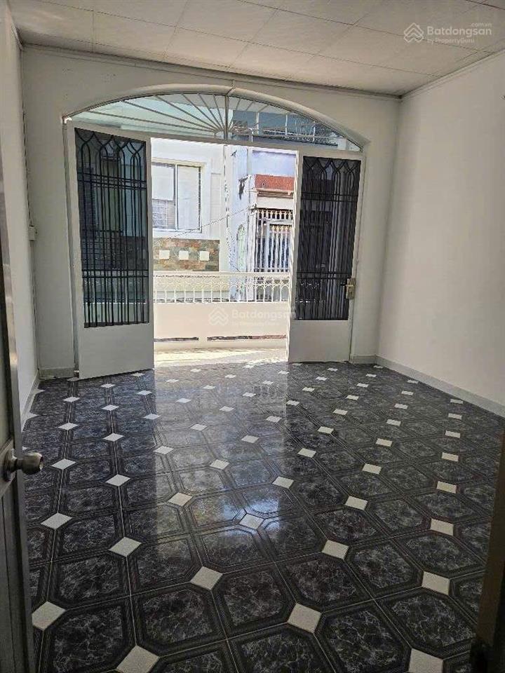 Cần bán gấp nhà hậu giang gần chợ vòng xoay phú lâm
