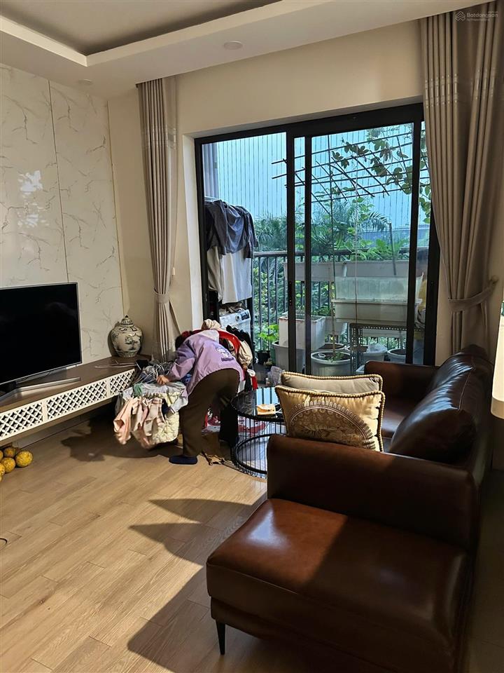 Chính chủ bán căn hộ 83m2. tầng thấp. 3pn  2vs full nội thất. cửa đb ban công tn