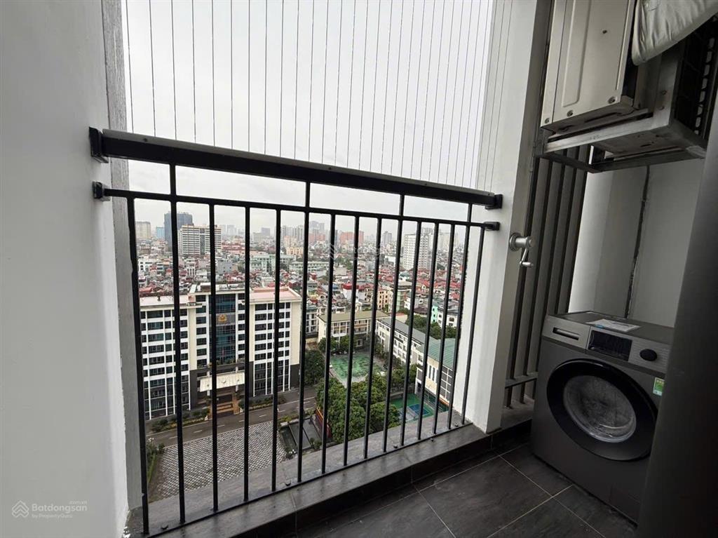 Chính chủ bán căn 76,5m2. tầng trung, 2pn2vs full nội thất. cửa tn ban công đb. sẵn sổ người việt