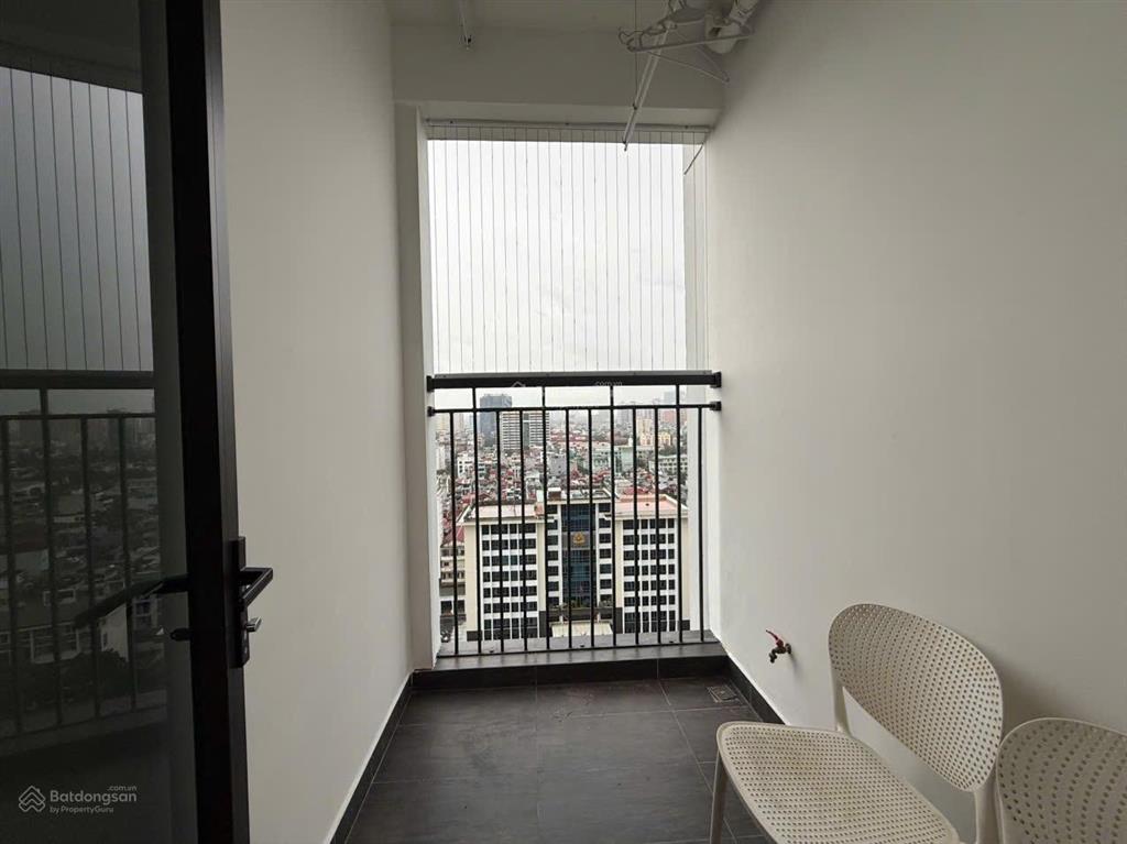 Chính chủ bán căn 76,5m2. tầng trung, 2pn2vs full nội thất. cửa tn ban công đb. sẵn sổ người việt