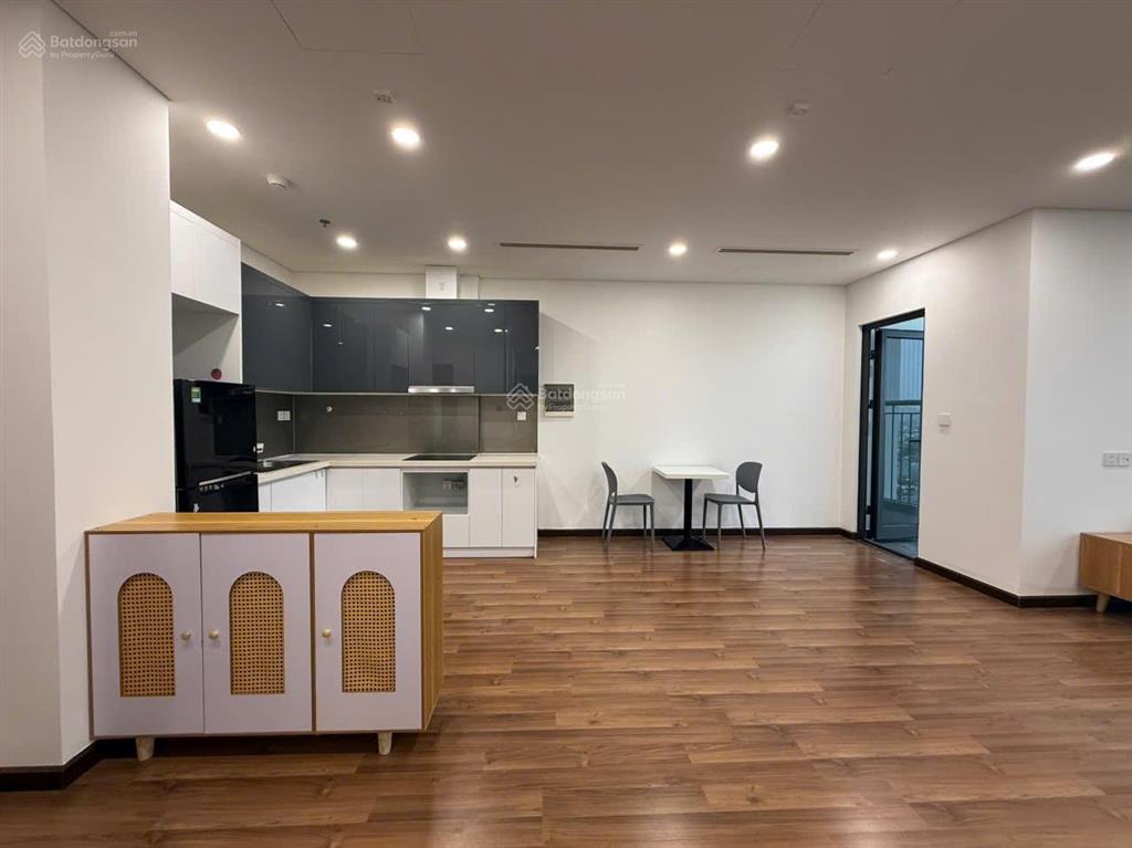 Chính chủ bán căn 76,5m2. tầng trung, 2pn2vs full nội thất. cửa tn ban công đb. sẵn sổ người việt