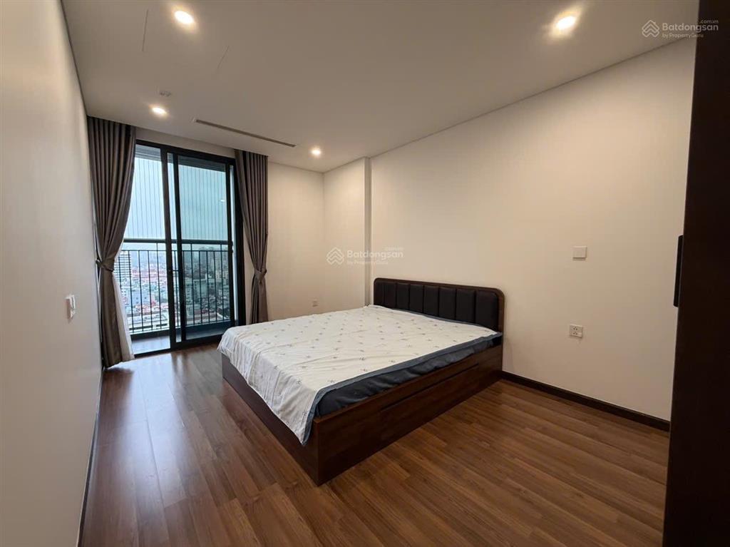 Chính chủ bán căn 76,5m2. tầng trung, 2pn2vs full nội thất. cửa tn ban công đb. sẵn sổ người việt