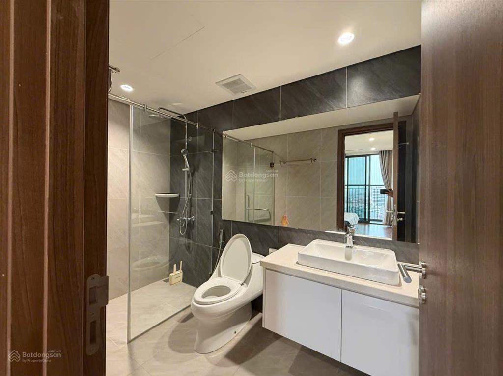 Chính chủ bán căn 76,5m2. tầng trung, 2pn2vs full nội thất. cửa tn ban công đb. sẵn sổ người việt