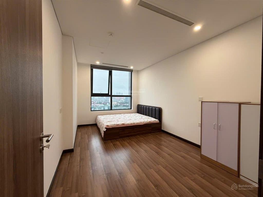 Chính chủ bán căn 76,5m2. tầng trung, 2pn2vs full nội thất. cửa tn ban công đb. sẵn sổ người việt