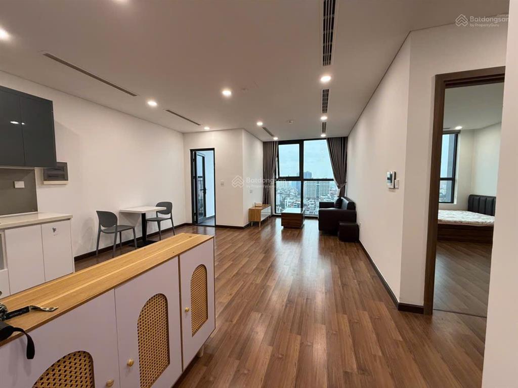 Chính chủ bán căn 76,5m2. tầng trung, 2pn2vs full nội thất. cửa tn ban công đb. sẵn sổ người việt