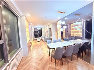 Chính chủ bán căn 2 ngủ góc duy nhất có ban công phòng khách. 75,6m2. 2pn  2vs full nt cực đẹp