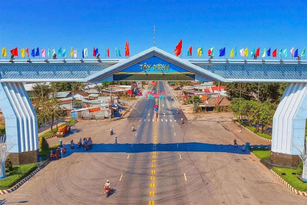 Chính chủ lô cặp cạnh chợ trảng bàng dt 10x23 full thổ  đất ở đô thị, đường nguyễn du, shr, 700tr