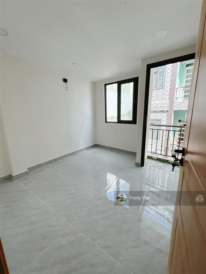 Chỉ 5,5 tỷ  nhà 4 tầng 4pn  hẻm thông hoàng diệu, sát q1