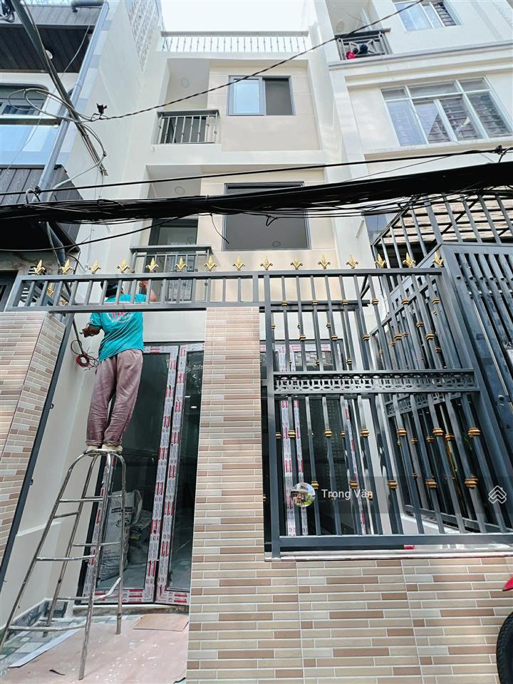 Chỉ 5,5 tỷ  nhà 4 tầng 4pn  hẻm thông hoàng diệu, sát q1