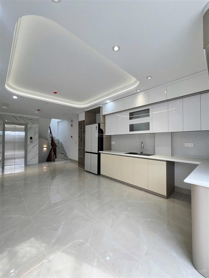 Siêu phẩm mới tinh 7 tầng thang máy trần quốc hoàn, cầu giấy 50m2xmt 4m21.7tỷ phân lô ô tô sát phố