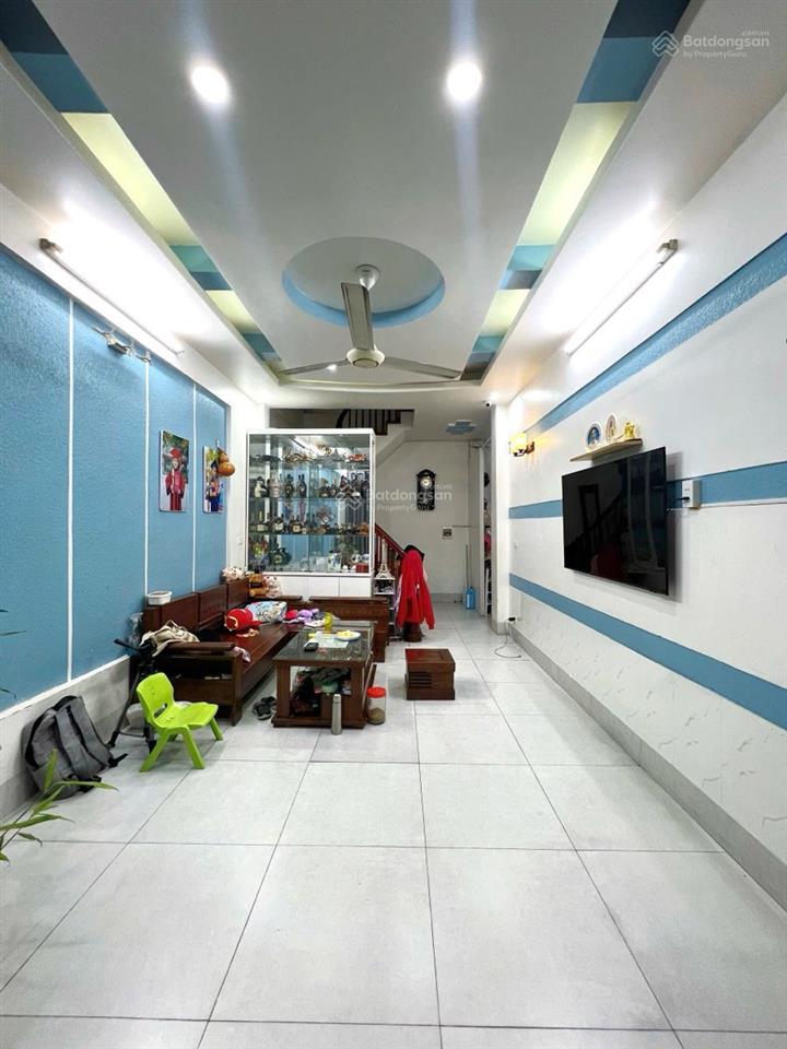 Nhỉnh 9 tỷ có ngay nhà hộ khẩu cầu giấy 40mx6t,mt4m giá 9.8 tỷ ngõ thông kinh doanh trước nhà 4m