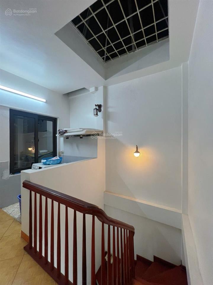 Nhỉnh 9 tỷ có ngay nhà hộ khẩu cầu giấy 40mx6t,mt4m giá 9.8 tỷ ngõ thông kinh doanh trước nhà 4m