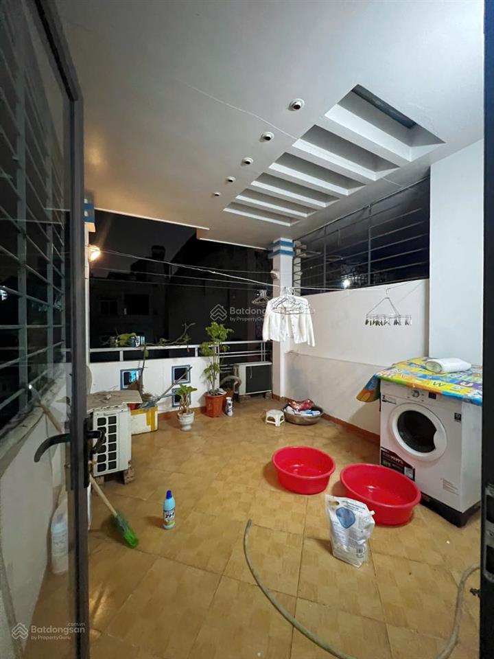 Nhỉnh 9 tỷ có ngay nhà hộ khẩu cầu giấy 40mx6t,mt4m giá 9.8 tỷ ngõ thông kinh doanh trước nhà 4m