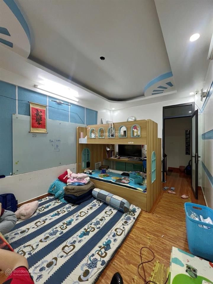 Nhỉnh 9 tỷ có ngay nhà hộ khẩu cầu giấy 40mx6t,mt4m giá 9.8 tỷ ngõ thông kinh doanh trước nhà 4m