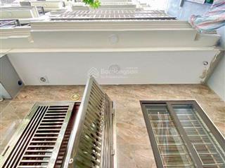 Bán nhà 5 tầng nguyễn văn huyên, gần công viên nghĩa đô, cầu giấy, dt 50m2, mt 4m, giá 11.5 tỷ sđcc