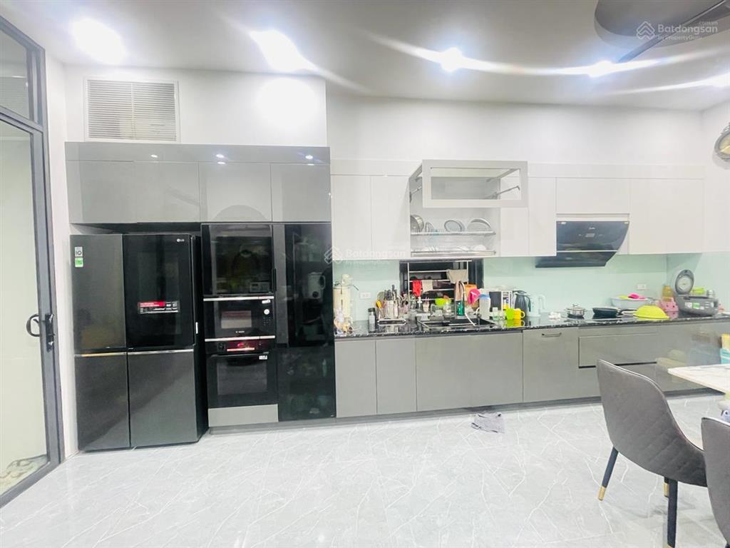 Chính chủ bán nhà hoàng quốc việt, 3 mặt ngõ, vỉa hè, ô tô tránh, 130m2 x 4 tầng, giá 46.5 tỷ