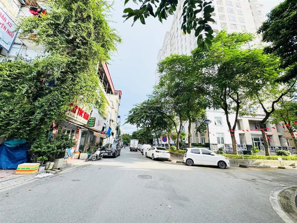 Chính chủ bán nhà hoàng quốc việt, 3 mặt ngõ, vỉa hè, ô tô tránh, 130m2 x 4 tầng, giá 46.5 tỷ