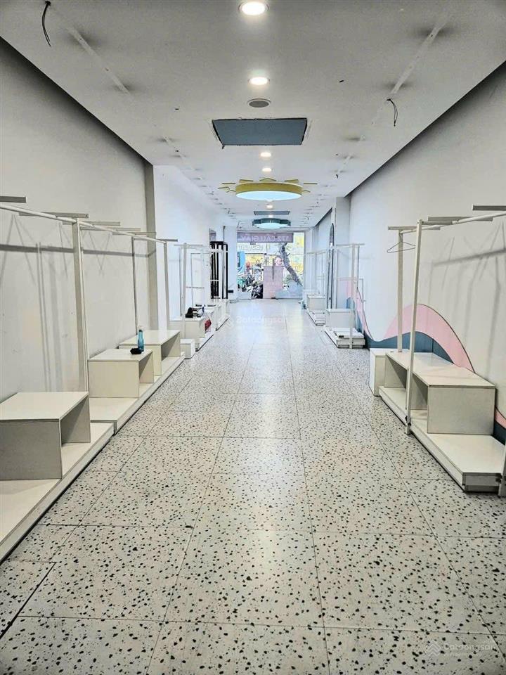 Cho thuê nhà mặt phố hàng quạt, vị trí đẹp nhận diện, diện tích 72m2x3tầng mặt tiền 4m, nhà còn mới