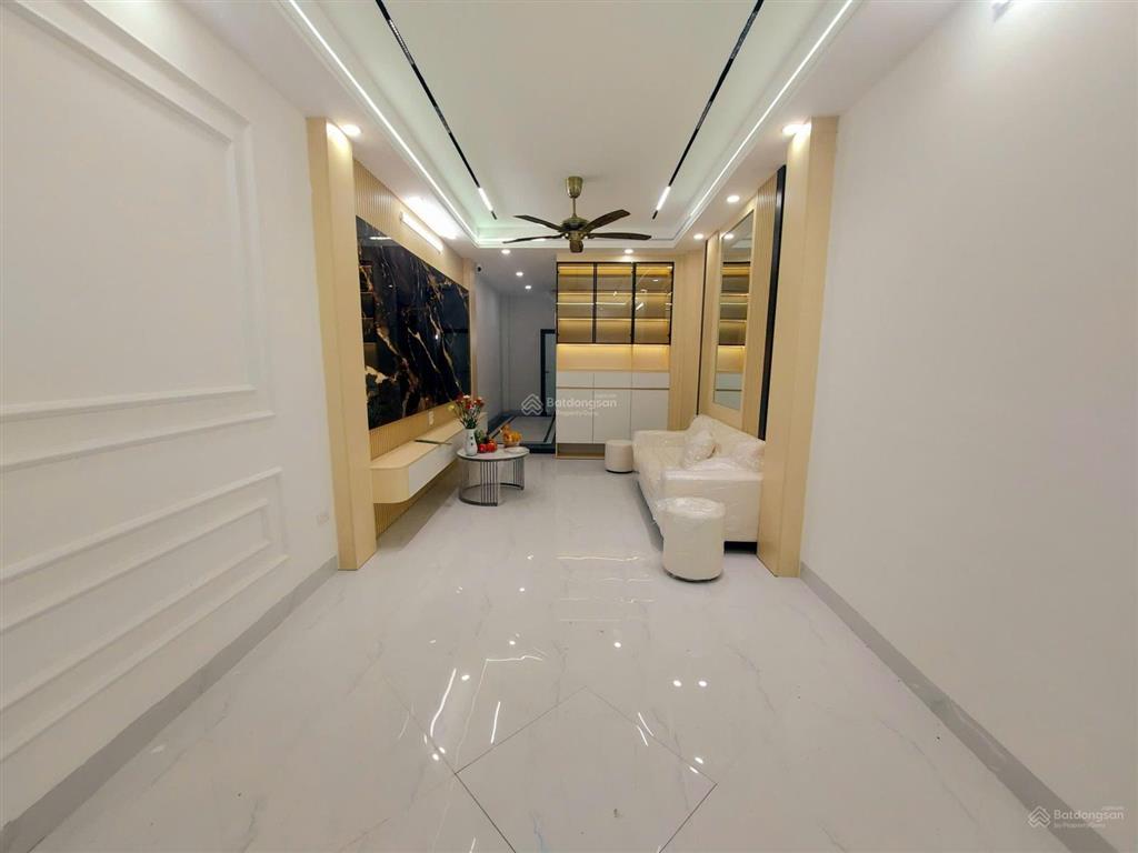 Bán nhà giáp bát, 12,6 tỷ, 39 m2 5 tầng, 3pn.nhà mới thang máy tiện ích ngập tràn