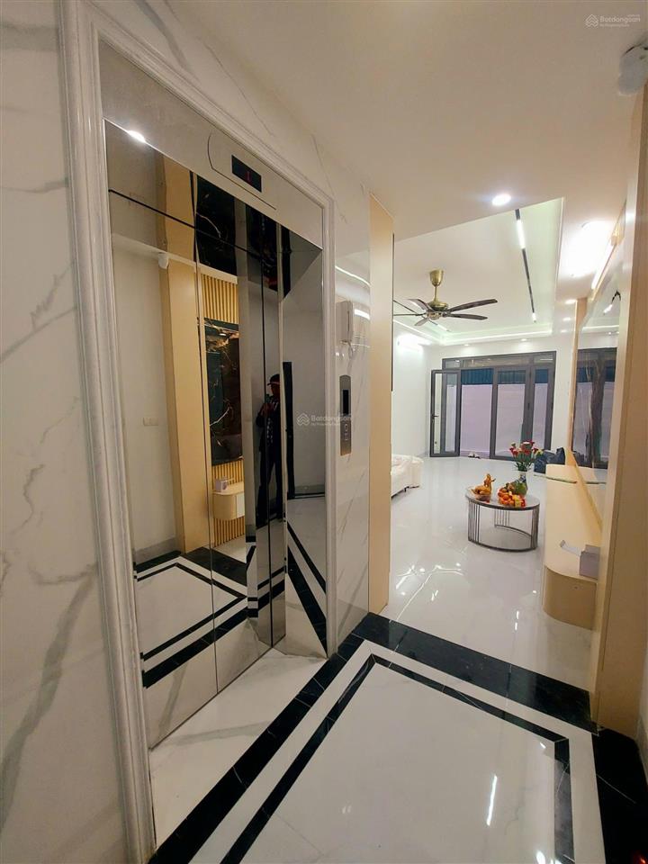 Bán nhà giáp bát, 12,6 tỷ, 39 m2 5 tầng, 3pn.nhà mới thang máy tiện ích ngập tràn