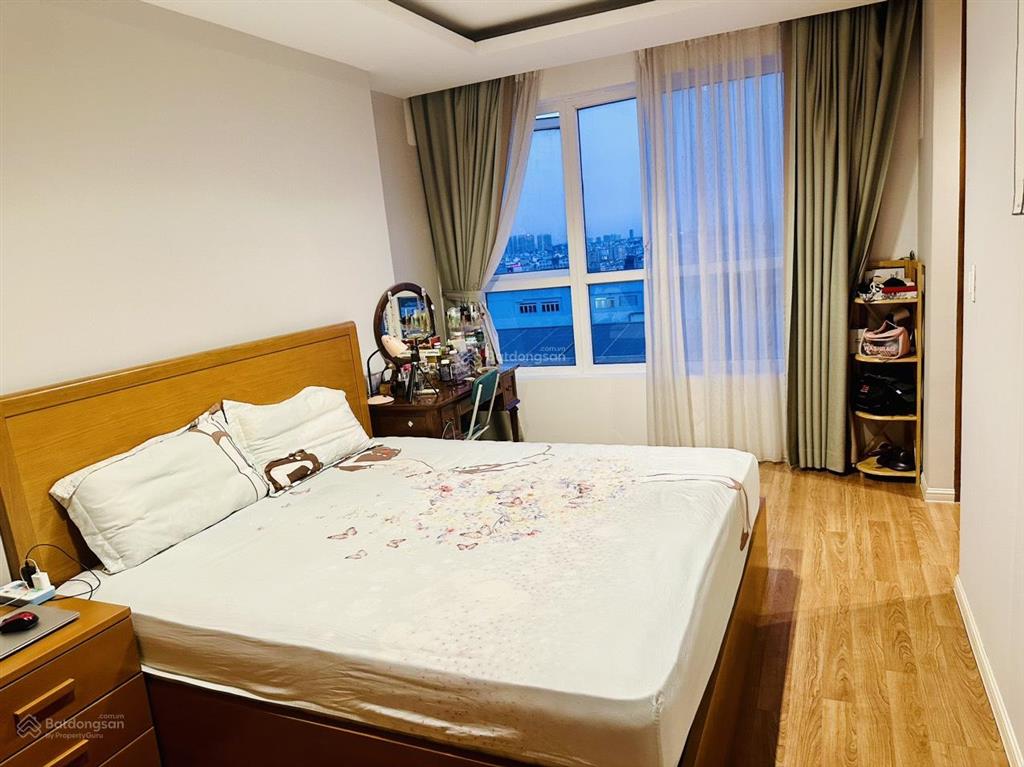 Chính chủ gửi bán c/c sky center 74m 2 phòng tầng trung view hướng mát gần sân bay tsn 0931 918 ***