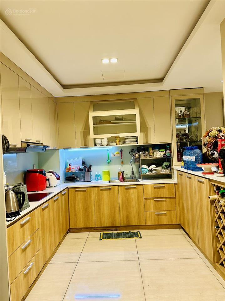 Chính chủ gửi bán c/c sky center 74m 2 phòng tầng trung view hướng mát gần sân bay tsn 0931 918 ***