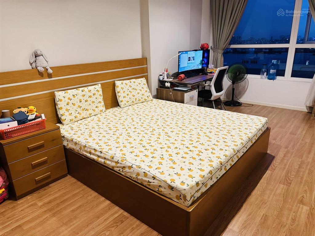 Chính chủ gửi bán c/c sky center 74m 2 phòng tầng trung view hướng mát gần sân bay tsn 0931 918 ***