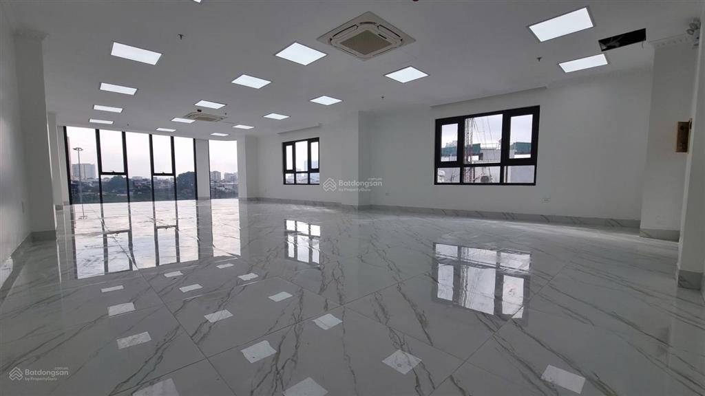 Cho thuê mbkd tầng 1 riêng biệt hoàng quốc việt dt 110m2 giá 21tr/th mt 6m ô tô đỗ thoải mái